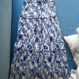 Långkjol! - Säljer den här blå vita långkjolen från Lindex (Holly white) som inte kommer till användning längre. Använts en del men är hyfsat bra skick :) Ny pris: 399 kr Mitt pris: 280