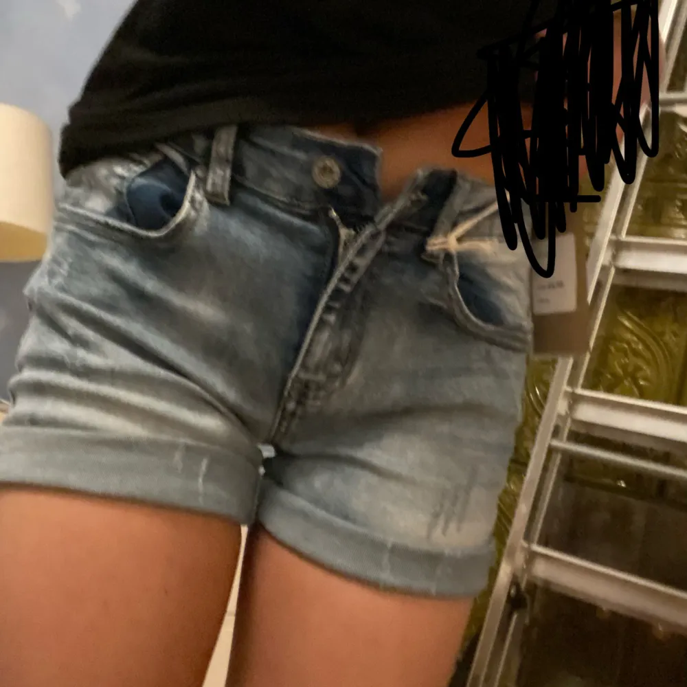 Normal midjade shorts köpa i Italien. Ändast testade med lappen kvar . Shortsit.