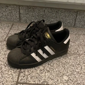 Adidas superstar - Nästan nyskick, använda max 10 gånger, de är ganska stora i storleken. 