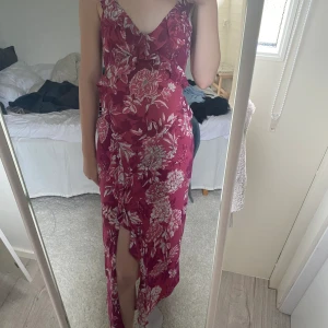 KLÄNNING - Jätte fin klänning nu till sommaren. Från zara. Rosa klänning med volanger och en jätte fin öppen rygg. Aldrig använd då den är lite stor för mig. Kommer inte ihåg priset. Frakt ingår ej