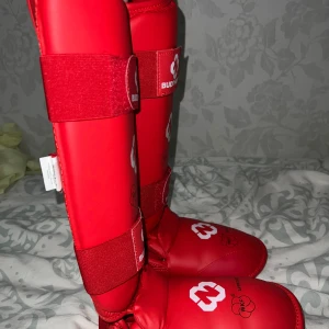 Benskydd  - Benskydd för kampsport, kolla med klubben om skydden är tillåtna innan ni köper  Använt 2-3 gånger