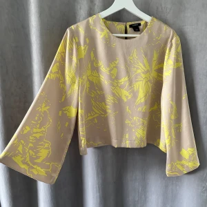 Mönstrad blus - Mönstrad blus i storlek S från Lindex. Använd 1 gång. 100 kr