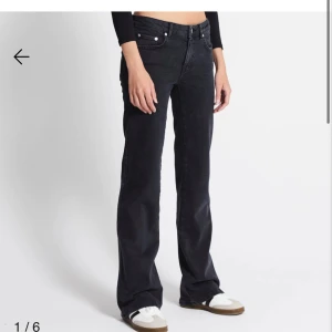 Bootcut jeans - Jeans frårn lager 157. Dom är endast använda en gång då dom va något korta på mig som är 176. Storlek S-full length