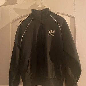 Mörkgrön adidiashoodie - Mörkgrön adidashoodie i bra skick!  Storlek M