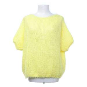 Säljer nu denna somriga gula tröja i väldigt mjukt material då den inte kommer till användning❣️pris kan diskuteras 