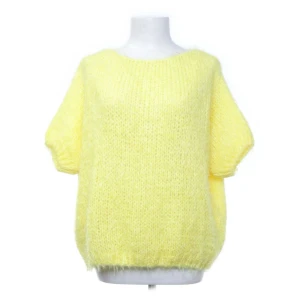 Gul tröja - Säljer nu denna somriga gula tröja i väldigt mjukt material då den inte kommer till användning❣️pris kan diskuteras 