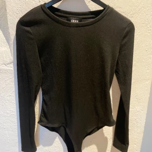 Svart body från cider - Jättefin svart body från cider aldrig använd bara testad då den var för liten för mig💞 TRYCK INTE PÅ KÖP SKRIV OM DU   ⚠️VILL KÖPA DÅ JAG ENDAST TAR SWISH⚠️ Priset går att diskutera