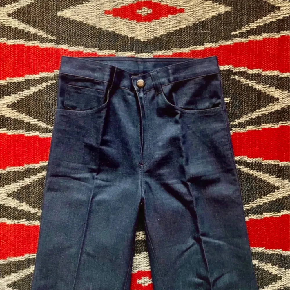 Supercoola 70-tals jeans av märket Las Vegas skurna i tidsenslig siluett. Deadstock, ny gammal, aldrig använd vintage. Midja-35 Höft-41 Gren-28 Längd-116 Innerben-88 (cm). Rålängd, har ingen fåll på nederkanten. 100% bomull lätt denim. . Jeans & Byxor.