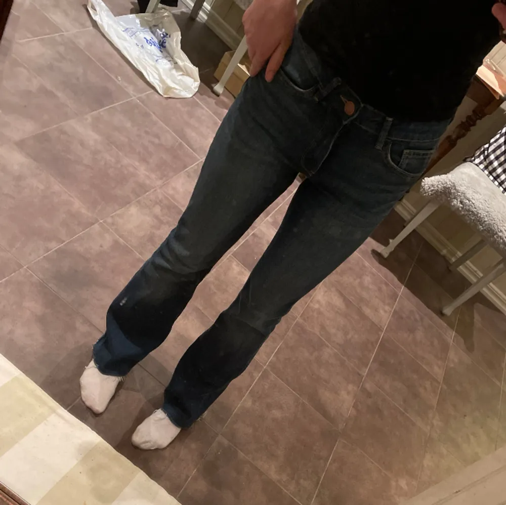 Fina jeans från Lindex!  Passar mig som är 163 perfekt.  Pris kan diskuteras vid snabb affär. Jeans & Byxor.