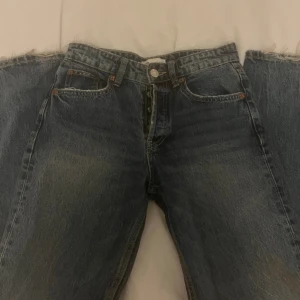 Blåa jeans - Säljer dom populära zara jeansen som dom slutat sälja.  Dom är i väldigt bra skick och finns inga defekter på dom. Färgen är mörk blå. 