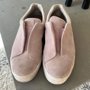 Eytys - Säljer mina älskade eytys då dom tyvärr är för stora på mig. Kan tänka mig att byta mot ett par andra eytys eller adidas campus. De är absolut använda men det går att göra rent. Köpta för 2000kr.❤️