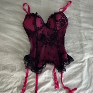 Korsett - Väldigt snygg rosa korsett som används en gång på fest❤️ fint skick och storlek S/XS❤️
