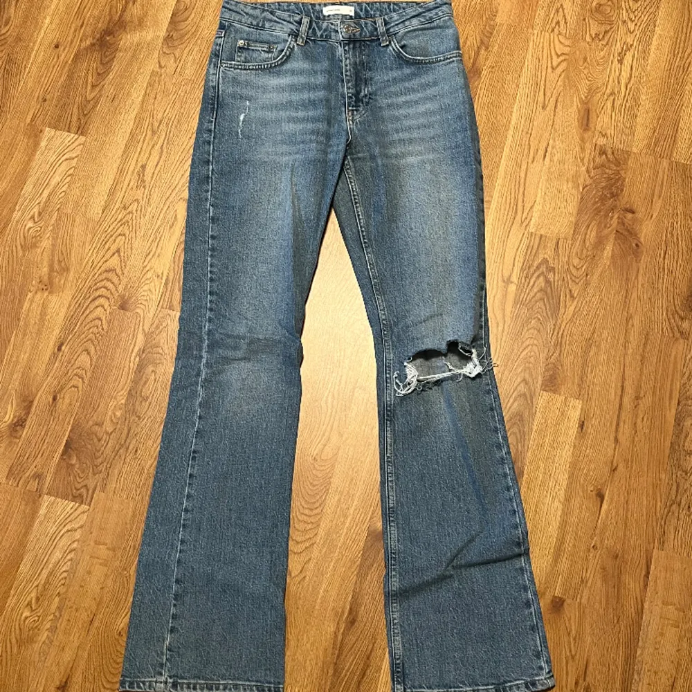 Ett par Full Lenght Flare Jeans från Gina Tricot i storlek 38. Använda ett fåtal gånger och passar bra i längd på mig 178 cm lång 🤍 Mitt pris 150 kr.. Jeans & Byxor.
