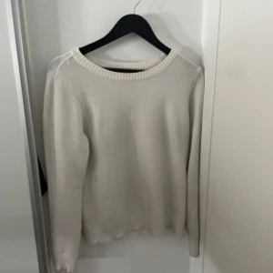 Stickad tröja! - Superskönt material men lite nopprig där av priset. 