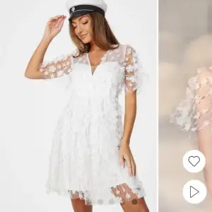 Sprillans ny studentkläning från Bubbleroom , storlek 36 😊 Magisk söt klänning 🤩✨ Modellen heter Floral Dress 🌸  Nypris 999kr 