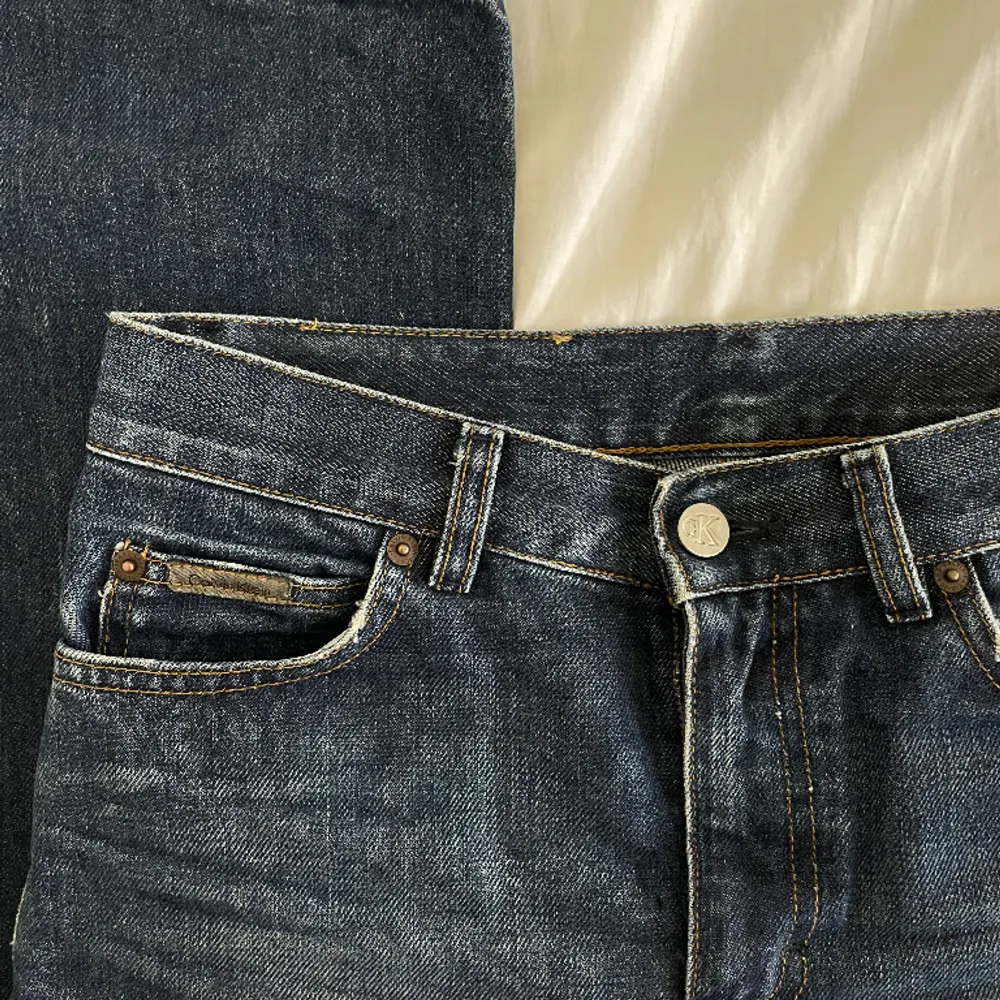 Supersnygga lågmidjade utsvängda jeans från Calvin Klein!😍😍 Sitter så himla bra, perfekt midjehöjd! Säljer då jag har liknande jag använder mer🥲  En liten slitning på ena benet (bild 3) samt lite på läderlappen där bak men inget som påverkar helheten. Jeans & Byxor.