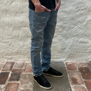 Levis 511 - Levi’s jeans 511 i färgen blå. Storlek 28/32 och modellen på bilden är 178 cm. Fint skick, nypris 1099, köp för endast 299kr.  Fast pris gäller🤝