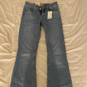 low waist jeans - lågmidjade jeans från lager 157 ny med prislapp så endast testade en gång, storlek xs, straight length.