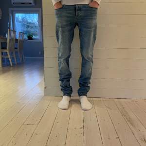 Säljer nu mina jeans från G-star raw i storlek W 30 men sitter som W32, de är i fint skick förutom en liten fläck på ena knät