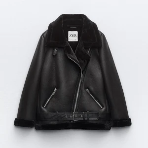 Zara svart jacka med fluff - Säljer på grund av att för kort i ärmarna, har långa armar. Fint skick ✅ Inga skador ✅ Perfekt till vår/höst  Fråga vid funderingar ☺️