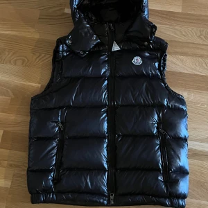 Moncler väst  - Säljer den för att jag inte använder den längre. Pris kan diskuteras vid snabb affär 