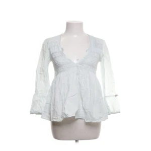 Gullig Odd Molly blus/topp - Super gullig odd Molly blus/topp🩷 aldrig använd, typ turkos/ blå/ grön färgad🥰lite urringad men ändå super fin!!! skriv för fler bilder😊