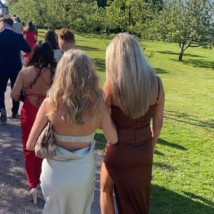 Balklänning  - Säljer min otroliga balklänning🥰 Endast använd en gång och är i nyskick💕💕passar xs