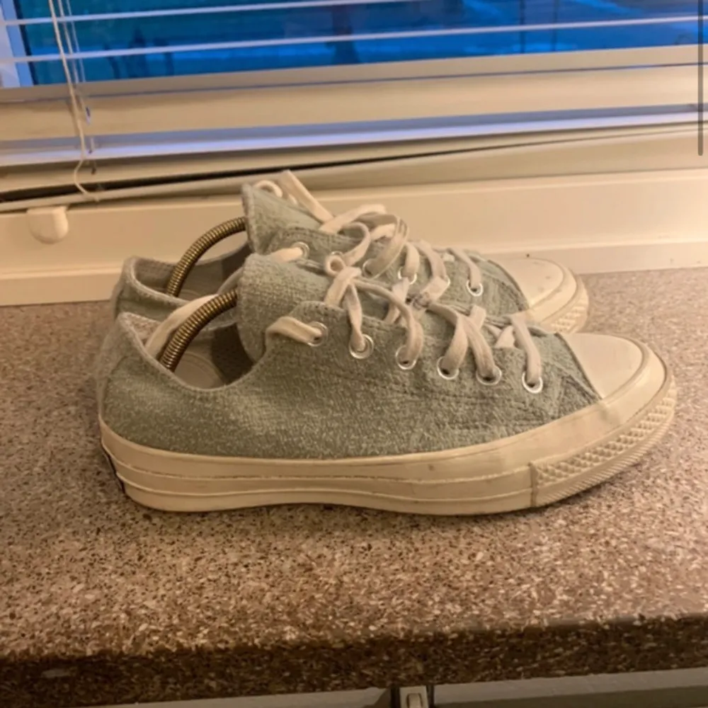 Coola annorlunda Converse. Köpta begagnade men de passade tyvärr inte. Kom gärna med bud!. Skor.