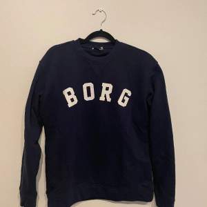 En sweatshirt från Björn Borg, nästan aldrig använd men är i bra skick. 