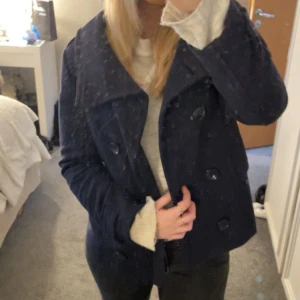 marinblå vårig kappa💕 - säljer denna jättefina kappen som tyvärr aldrig kommer till användning💕