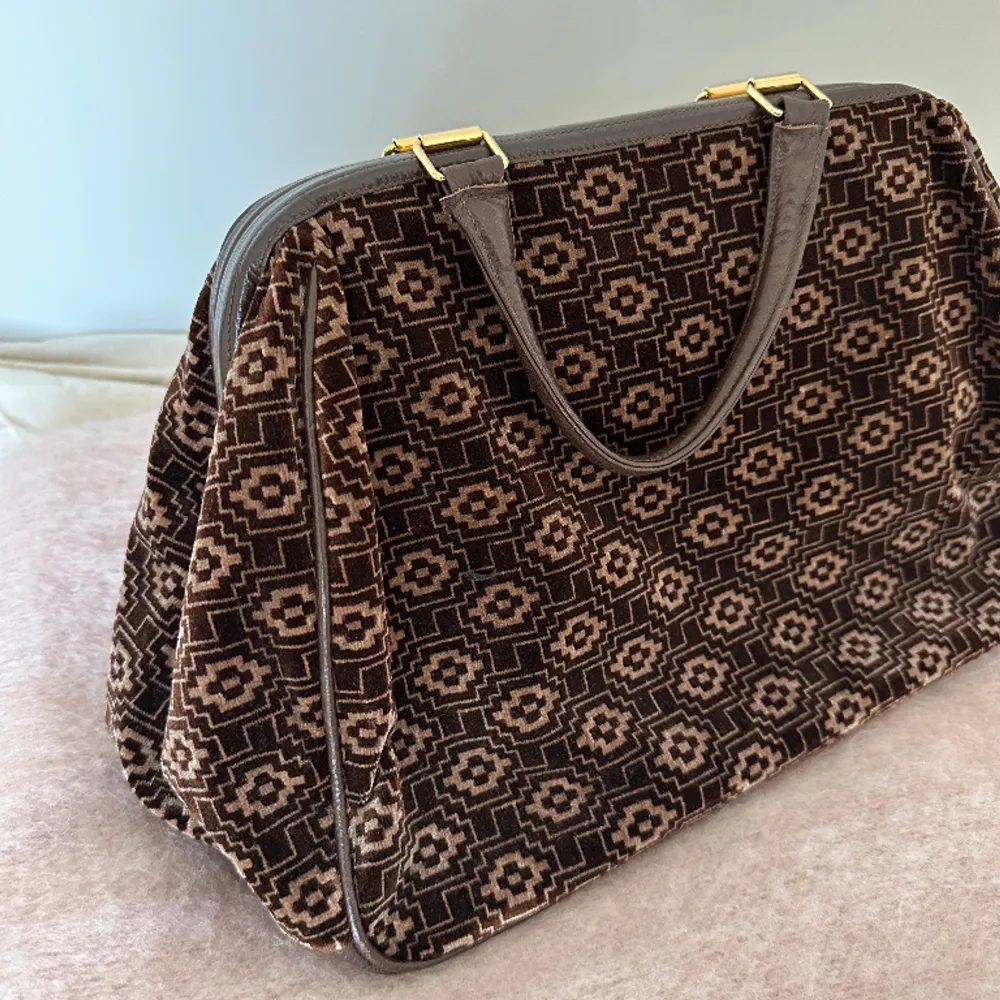 Vintage väska i brunt mönster med guldiga detaljer. Använd varsamt🫶🌷. Väskor.