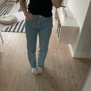 Blå och ljusa jeans från NA-KD, raka i modellen i storlek 34. Inget slitage. 