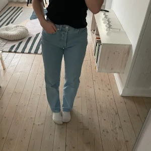 Jeans från NA-KD - Blå och ljusa jeans från NA-KD, raka i modellen i storlek 34. Inget slitage. 