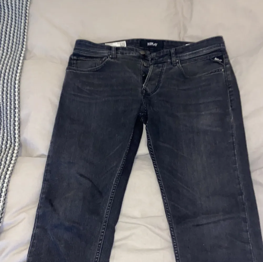 Gråsvarta replay jeans i modellen Grover, sparsamt använda. Jeans & Byxor.