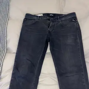 Gråsvarta replay jeans i modellen Grover, sparsamt använda