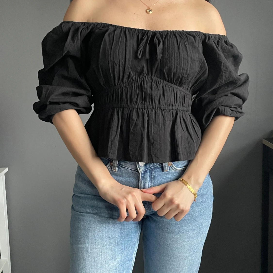 Svart topp i off shoulder - 90