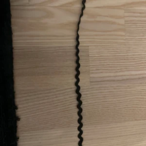 Halsband emo - 15kr plus 15kr i frakt om du vill att jag ska posta med frimärke, annars använder ni plicks egna betal system meddela mej så jag vet innan ni köper