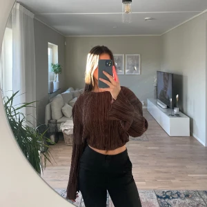 Långärmad topp - Säljer denna bruna fina långärmade toppen då jag inte använder den längre. Köptes förra året och har bara använd ett fåtal gånger, den är i bra skick💕 Passar perfekt till både festliga tillfällen och till vardags