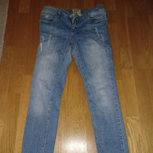Hej. Säljer skitsnygga Morris jeans, sparsamt använda, inga skavanker. Vid intresse tveka inte höra av Dig.