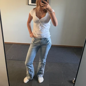 Svin coola Low waist jeans med detaljer - Så fina jeans som jag inte använder längre. Storlek 34, jag är 165 cm och de är i perfekt längd på mig. Pris är tyvärr inte diskuterbart❤️