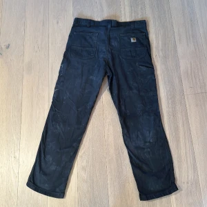 Carhartt byxor  - Carhartt byxor säljes i storlek 38x30. Ganska mycket färgstänk därav priset men inga hål. Fler bilder kan ordnas och det är bara att fråga på om du har frågor