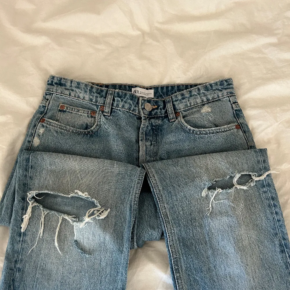 Lågmidjade/mirrors jeans från zara med hål vid knäna. Jättesnygg tvätt och fin passform. Säljer endast då dom tyvärr inte passar längre. 💞. Jeans & Byxor.