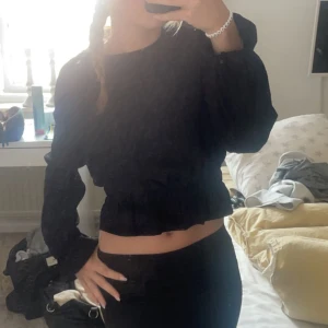 topp - långärmad topp med resår i ärmarna och midjan som ger en liten volang. knappt använd. skriv privat för fler bilder. tyget är lite ribbat/textur 💖tryck gärna köp nu!💖