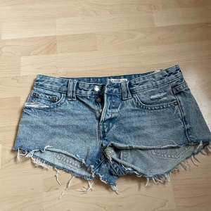 Lågmidjade Jeansshorts  - Jeansshorts med fickor där bak från PULL&BEAR. Storlek 38. Endast använda två gånger. Frakt tillkommer. 💖