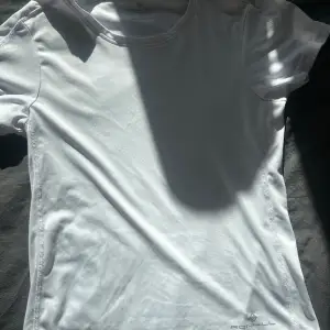 En vit tränings t-shirt i storlek XS men känns mer som en S då den är rätt oversize. Änvänt den Max två gånger då jag fått andra tröjor. Materialet är som tränings material och ej i bomull. 