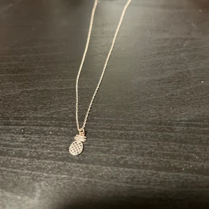 Halsband  - Fint halsband med en ananas berlock. Knappt använd så i mycket bra skick.