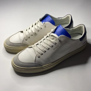 Axel Arigato clean 90  - Tja! Säljer ett par riktigt fräscha Arigatos nu inför sommaren (Axel Arigato clean 90 tripple) Skick-9,5/10 Ny pris-2650kr Vårat pris-795kr Strl-46,små i storlek så passar 45/44 Inget OG Fast pris!💫  