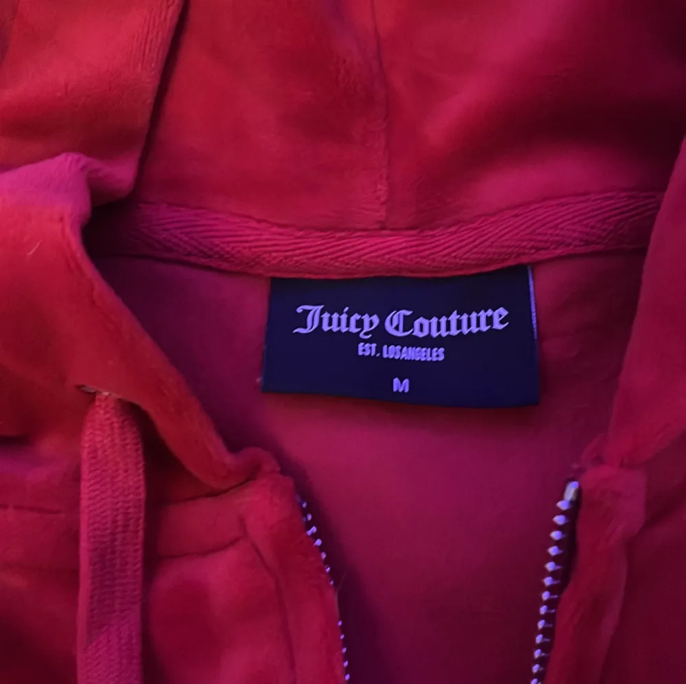 Kofta från juicy couture den är nästan aldrig använd och vid köp får man med ett juicy couture armband ❤️❤️. Hoodies.