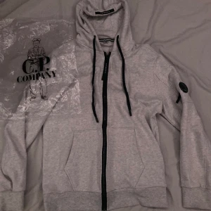 CP Company Zip - Nu säljer jag min CP Company Zip som jag köpte för 1699kr. Den är i storlek M men passar även S. Säljer den för den är för stor för mig. Priset är såklart diskuterbart vid snabb affär. Skriv gärna om du har frågor eller behöver andra bilder