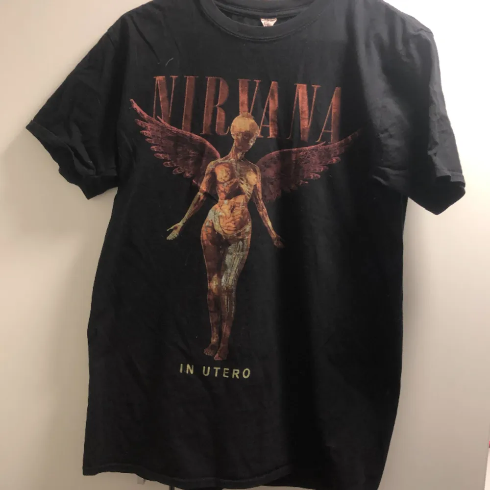 Tshirt med nirvana tryck på framsidan. Köpt secondhand så vet tyvärr inte var den kommer ifrån. T-shirts.